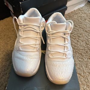 Low Jordan 11s